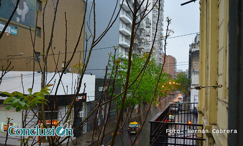 Jueves nublado con lluvia débil y humedad
