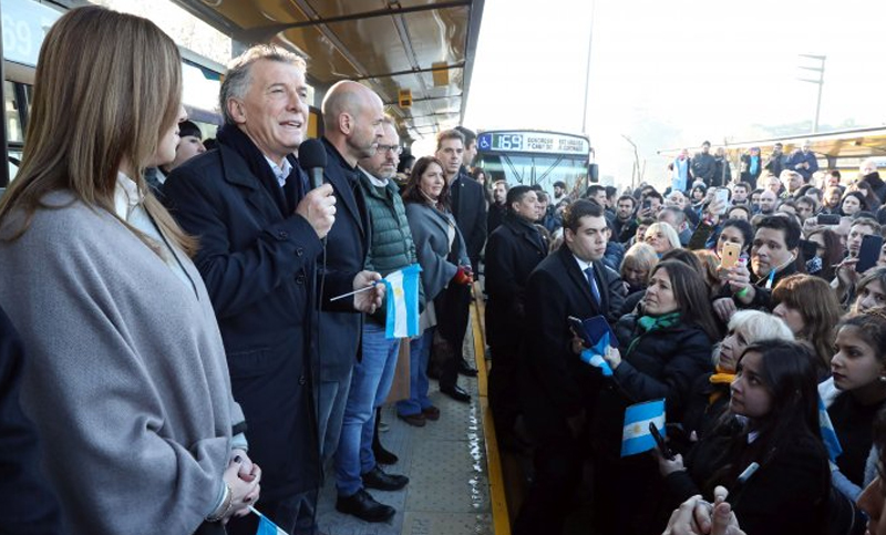 Macri afirmó que el país está «en la mitad del río» y quiere ayudar a los argentinos a «cruzar» hacia «el futuro»