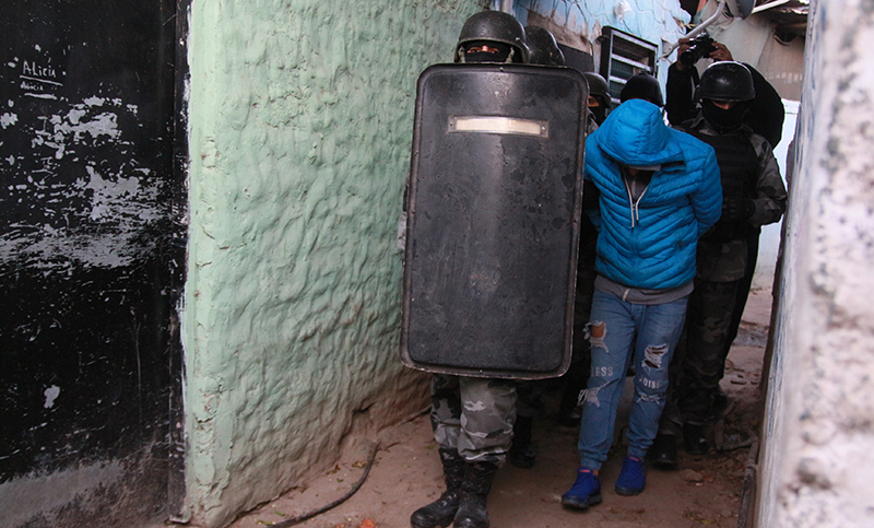 Desarticularon una banda que organizaba balaceras y usurpaciones