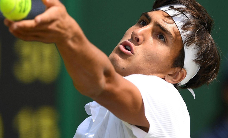 Burruchaga “junior”, con paso firme en Wimbledon acompañado por su padre