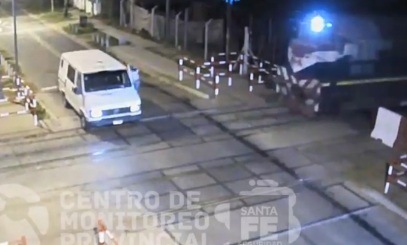 Impactante choque entre un tren y una camioneta en zona norte