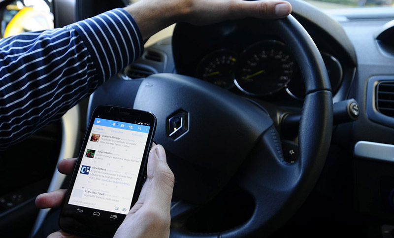 Casi la mitad de los conductores admite usar el celular mientras maneja