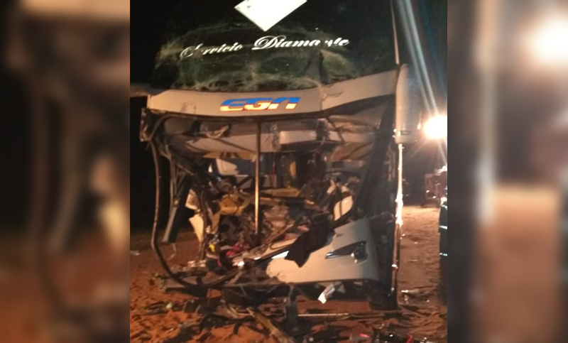Una mujer fallecida y un pasajero atrapado tras un choque entre un colectivo y un camión