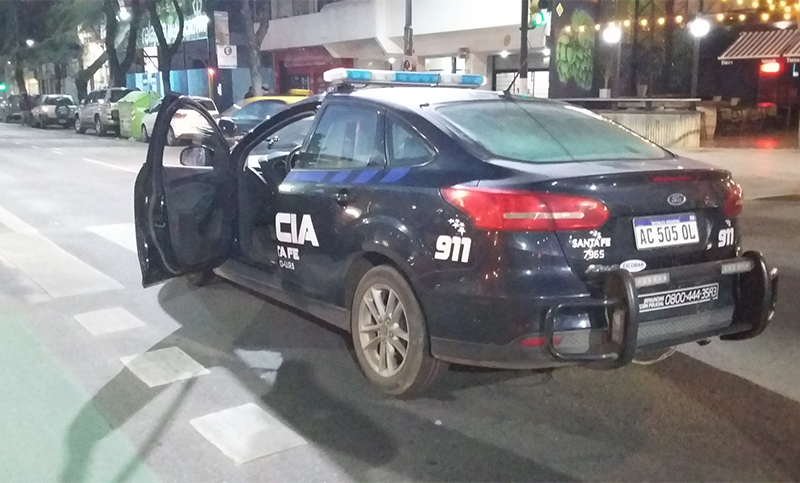 Choque entre un patrullero y un auto en la esquina de Tribunales