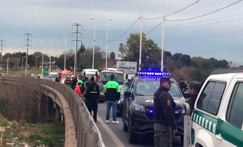 Mañana trágica: incendio, choque, muerte y robo en el Acceso Sur