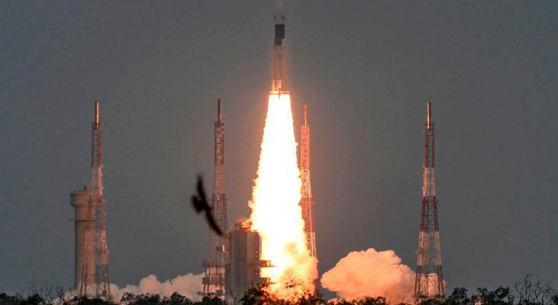 India despega hacia la Luna, lanza la Chandrayaan 2, en su misión espacial más ambiciosa