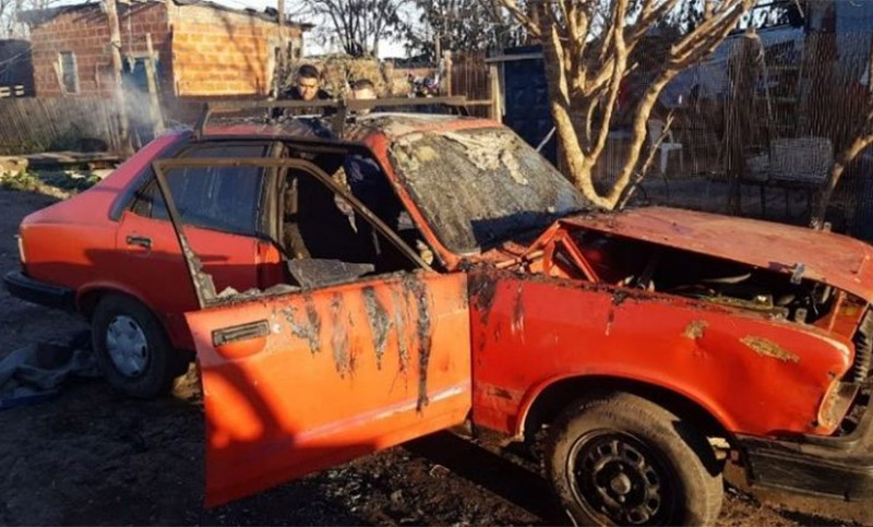 Perdió su casa en un incendio y en la madrugada murió al prenderse fuego el auto donde dormía