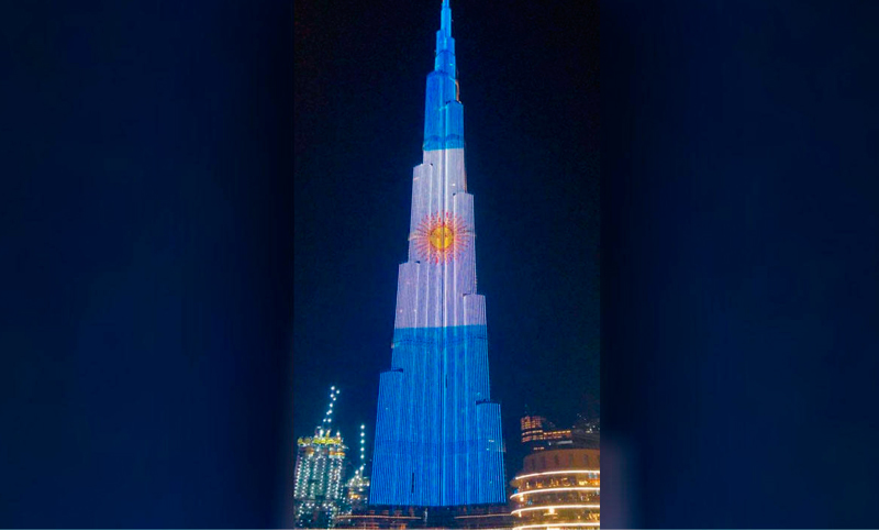Independencia Argentina: Dubai ilumina rascacielos de celeste y blanco y acá, pocas luces