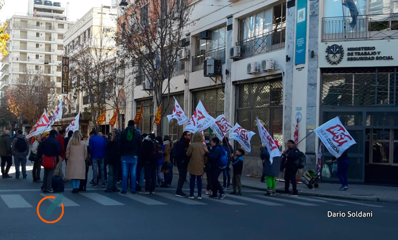 Nueva protesta de trabajadores de Electrolux por su reincorporación a la empresa
