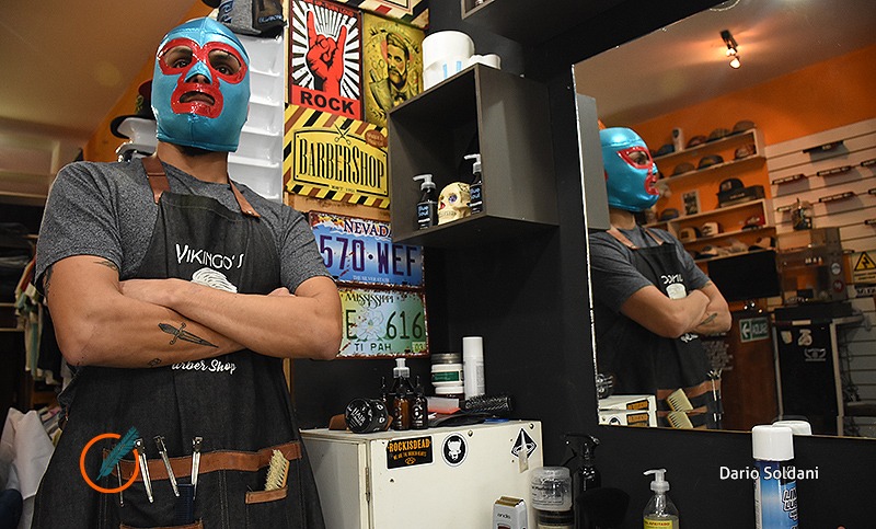 El Peluquero Enmascarado ofrece cortes gratis a cambio de abrigo para personas en situación de calle