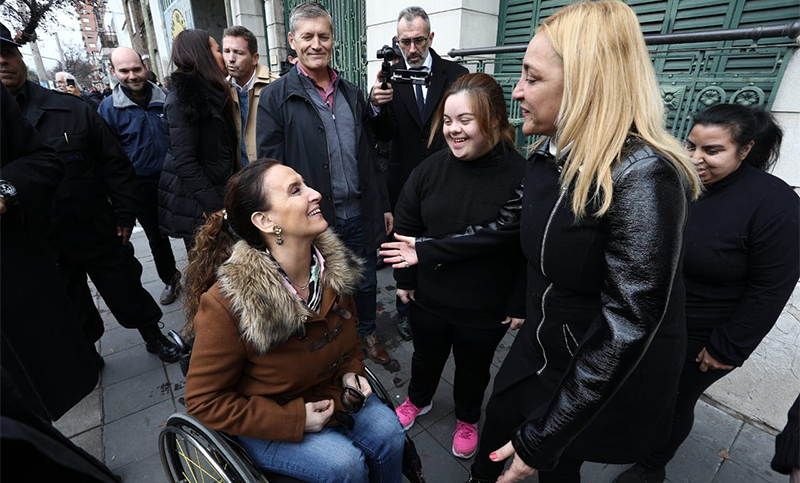 Michetti visitó una fábrica y un centro de belleza en Rosario