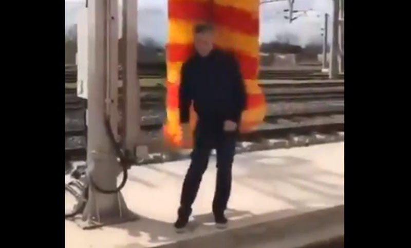 Macri se frotó y bailó contra un cepillo para trenes y se volvió viral