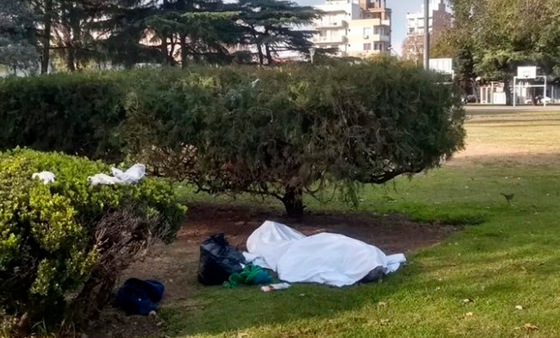 Encontraron muerto a un hombre en una plaza cercana a la Terminal de Ómnibus