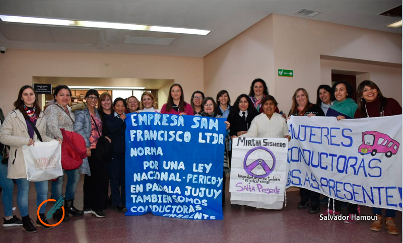 Mujeres colectiveras esperan la resolución para subirse al transporte