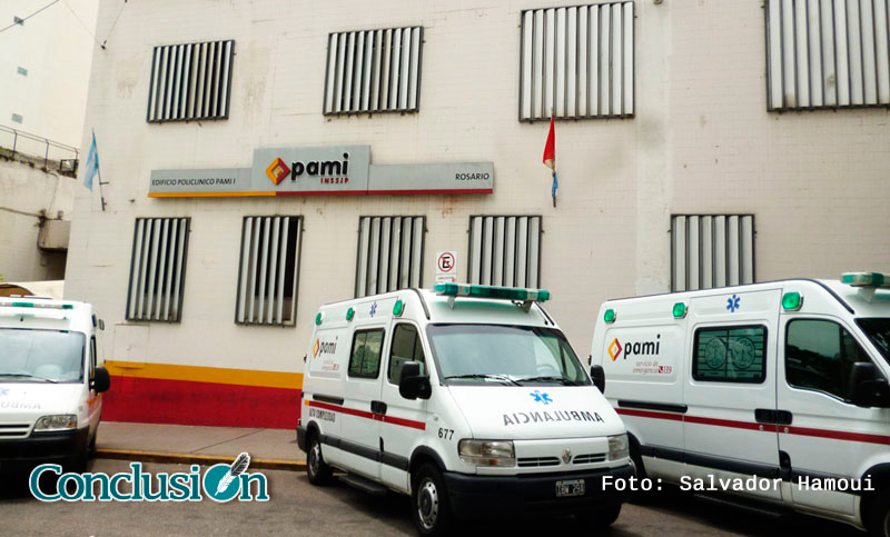 Una mujer de 89 años fue arrojada por su hijo desde un segundo piso