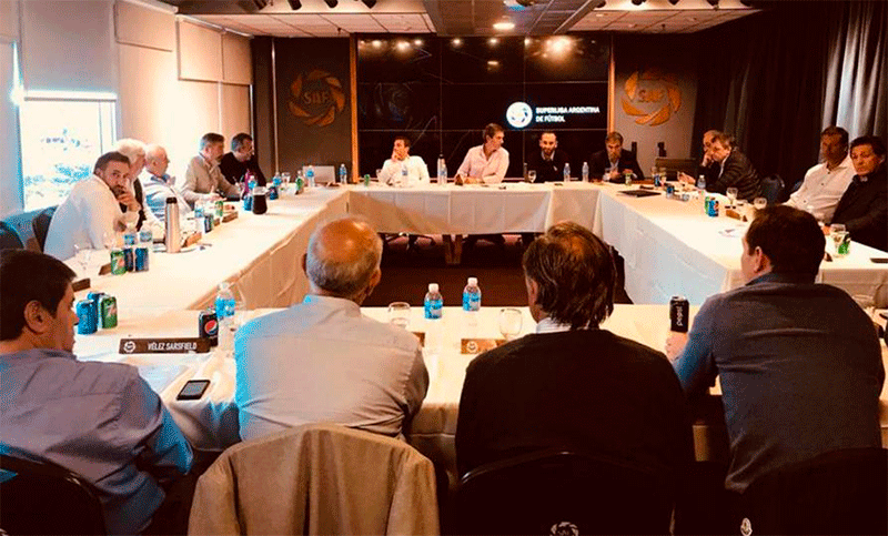 Reunión clave para el futuro de los promedios y el número de descensos