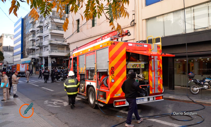 Principio de incendio en pleno centro de Rosario