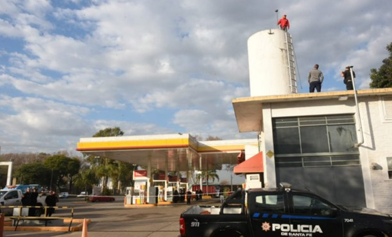 Empleado de una estación de servicio se subió a un tanque porque no le pagan el sueldo