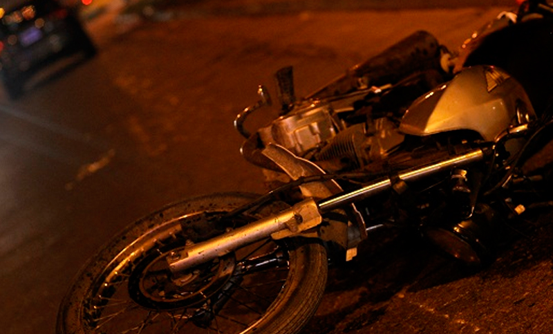 Mueren dos jóvenes motociclistas al chocar contra un auto en Santa Fe