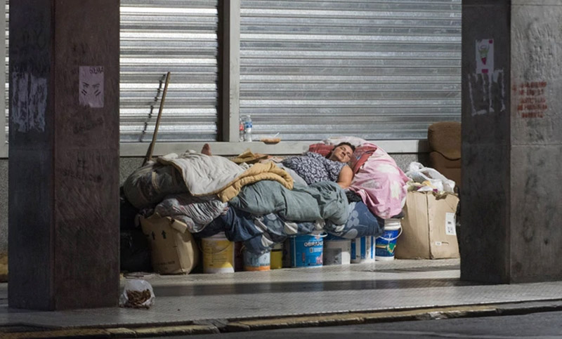 En Buenos Aires, iglesias católicas, evangélicas y clubes reciben ropa para gente en situación de calle