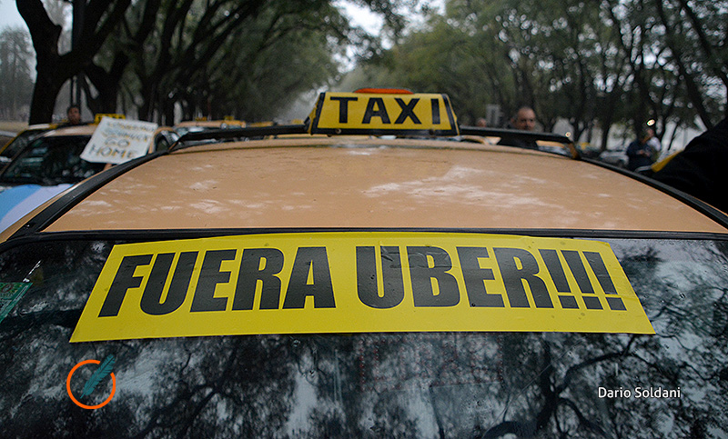 Piden el “cese inmediato” de reclutamiento de choferes por parte de Uber y Cabify