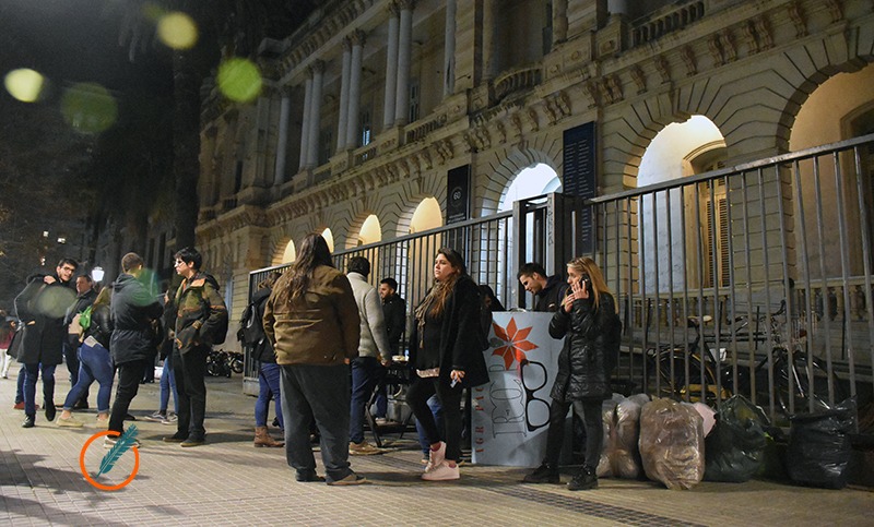 Estudiantes de Derecho entregan viandas a las personas en situación de calle