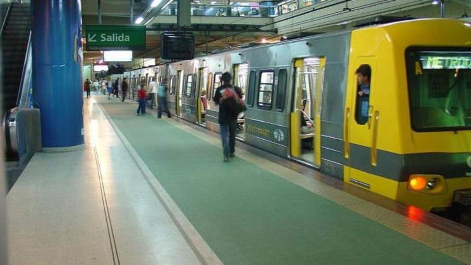 El gremio del subte convocó a un paro para mañana