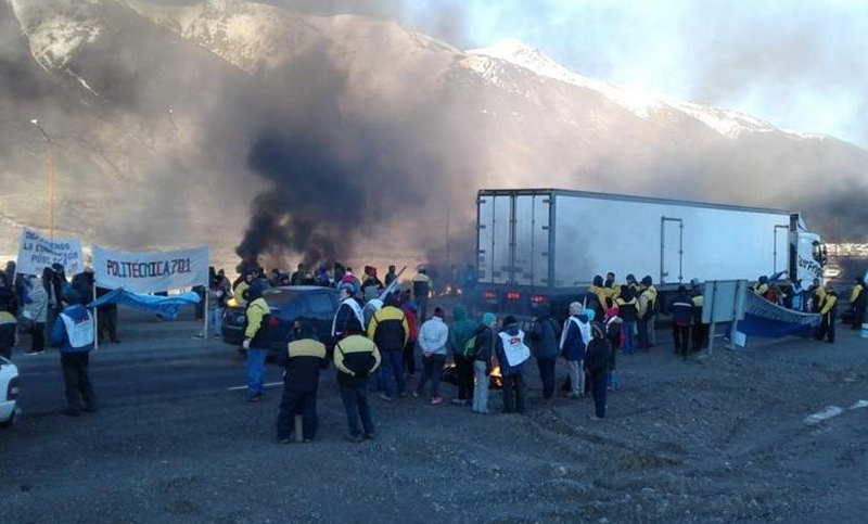 Caos en Chubut: falta de pago, cortes de ruta y represión policial