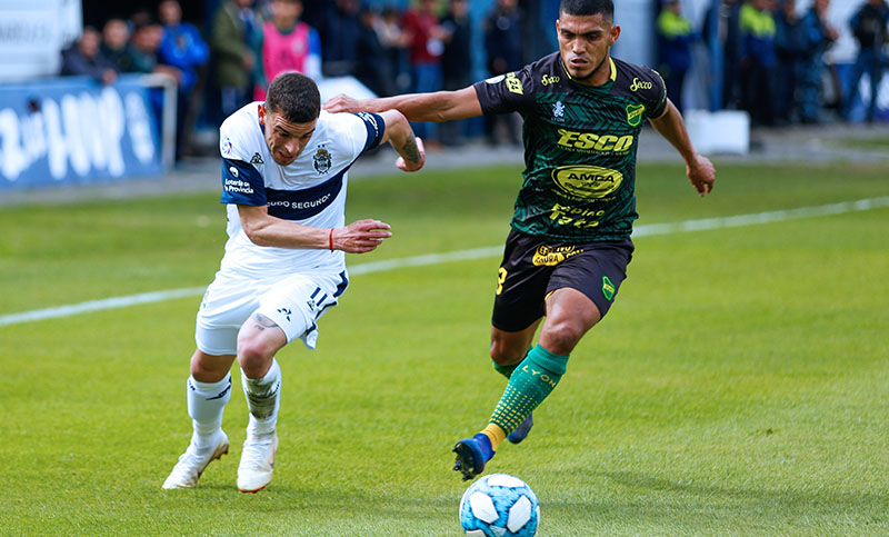 Gimnasia no pudo con Defensa y se hunde en la tabla del descenso