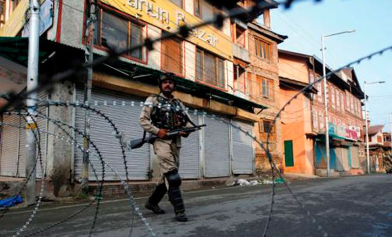 India detiene a 500 personas en Cachemira y Pakistán interrumpe servicio ferroviario clave