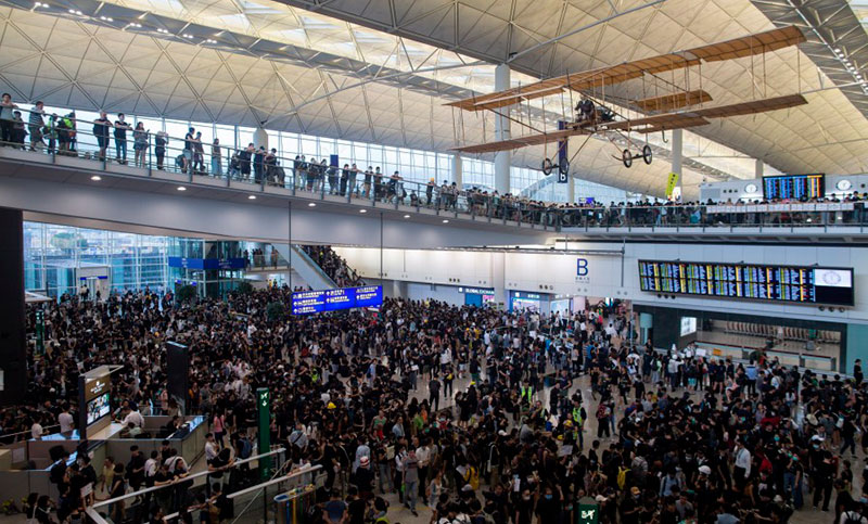Se agrava la crisis en Hong Kong con la suspensión de todos los vuelos y el enojo chino