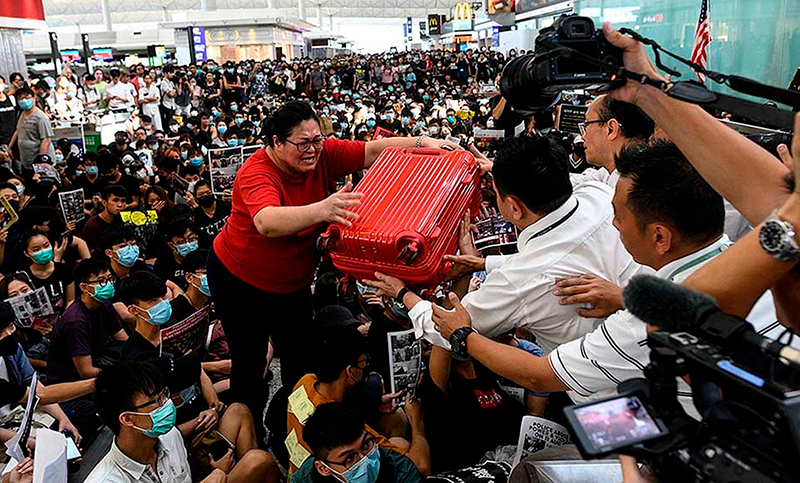 Un fallo judicial prohíbe protestas en el aeropuerto de Hong Kong al cabo de dos días de bloqueo