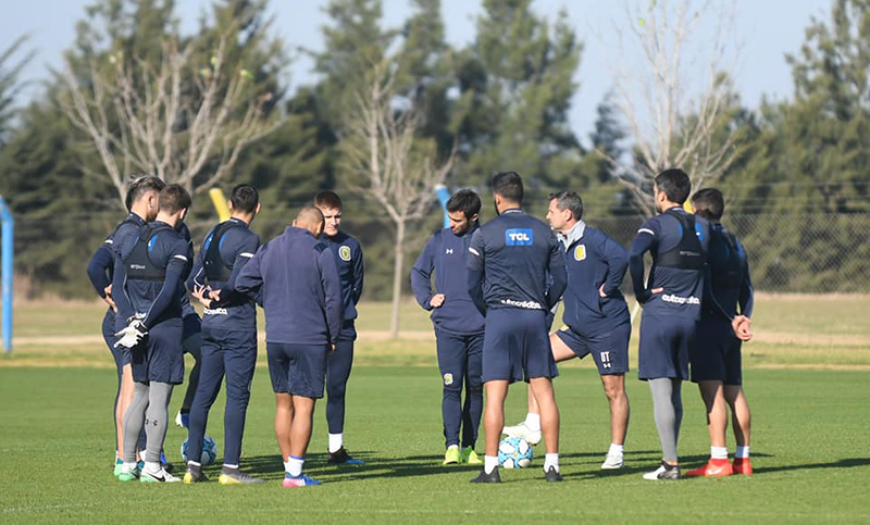 El plantel de Central amenazó con no concentrar si no le abonan la deuda