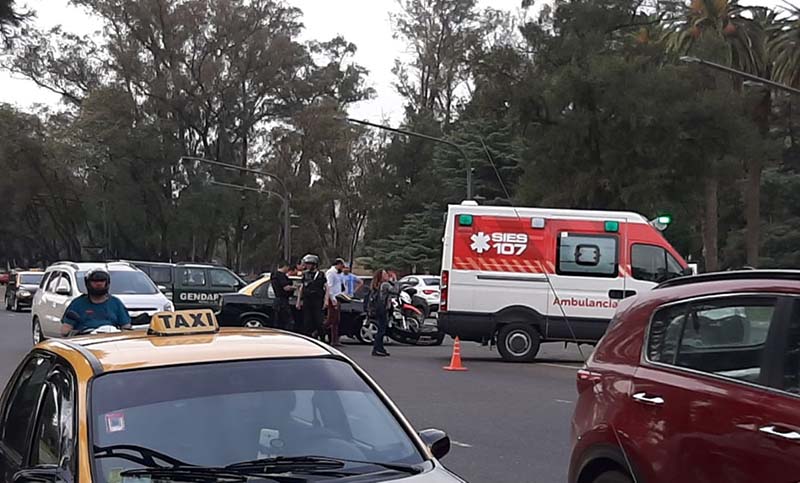 Dos heridos en un choque entre un taxi y una moto 