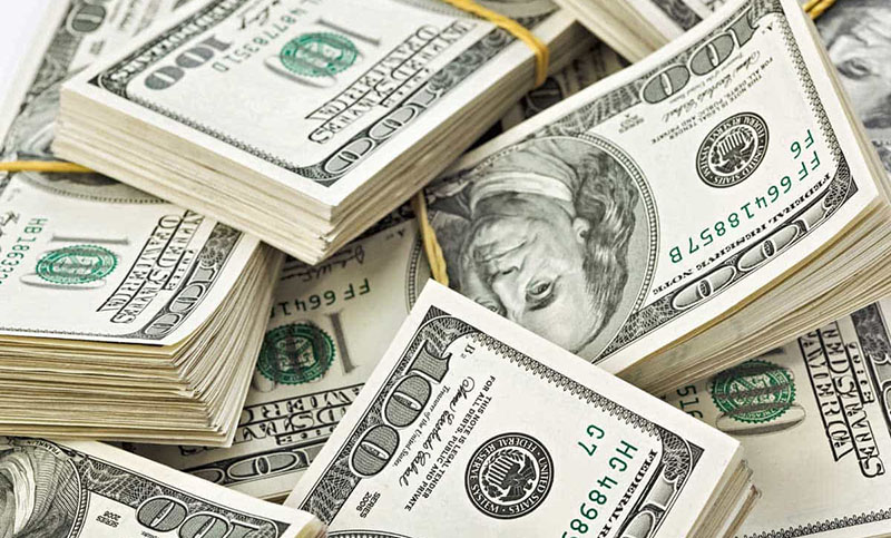 El dólar cedió y cerró a $57,30 tras intervención del Banco Central