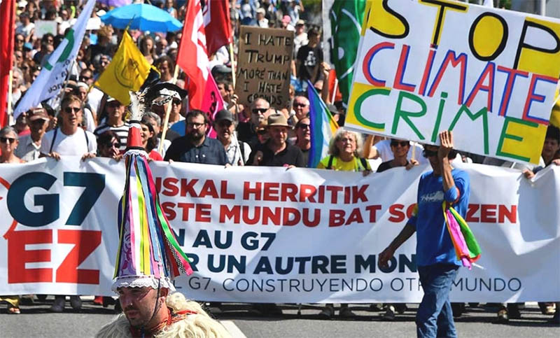 Miles de personas marchan contra el G7 en la frontera entre Francia y España