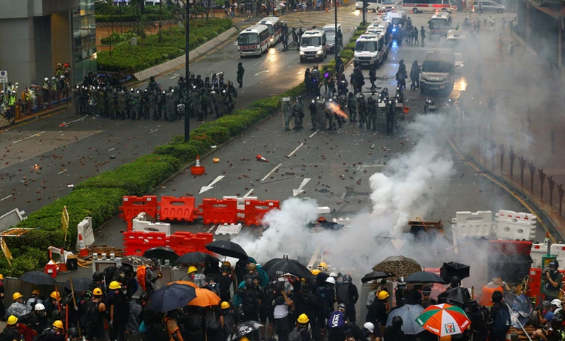 Una nueva jornada de protestas en Hong Kong terminó con violentos incidentes