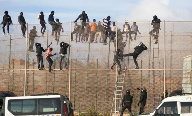 Más de un centenar de migrantes entraron en España saltando la valla fronteriza de Ceuta