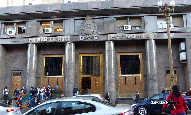Bajó la bolsa, subió el dólar y trepó la tasa de interés: crónica de una jornada convulsionada