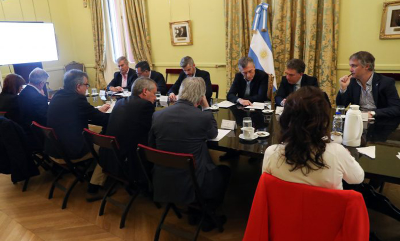 Macri recibió a su equipo económico y postergó la reunión de Gabinete