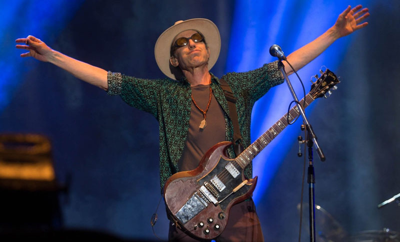 Sin perder la esencia ricotera, Skay abre su abanico musical en su nuevo disco