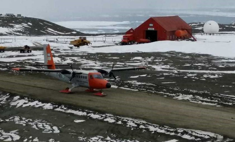 Rescatan a nueve tripulantes de un avión de la Fuerza Aérea accidentado en la Antártida