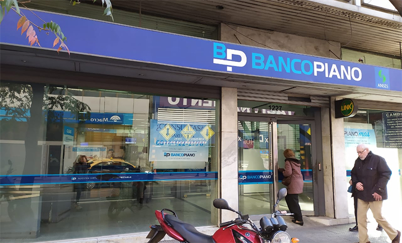 Se desprendió un vidrio y cayó sobre un hombre mayor en un banco céntrico