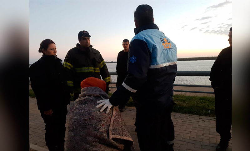 Tras una pelea con su pareja una mujer fue arrojada por una barranca en zona norte