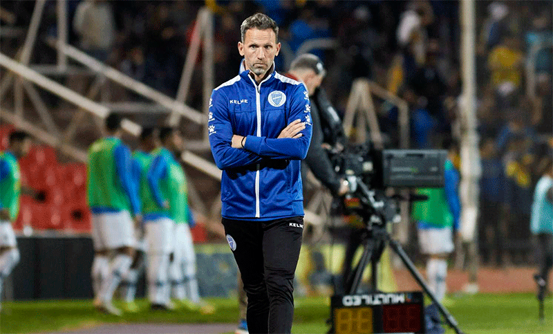 Lucas Bernardi es el primer técnico despedido en la Superliga