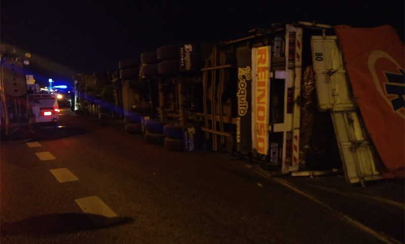 Un camión volcó y desparramó la carga en Circunvalación y Oroño