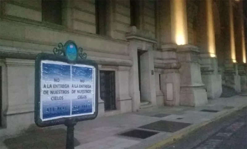 Afiches en el centro porteño: «No a la entrega de nuestros cielos»