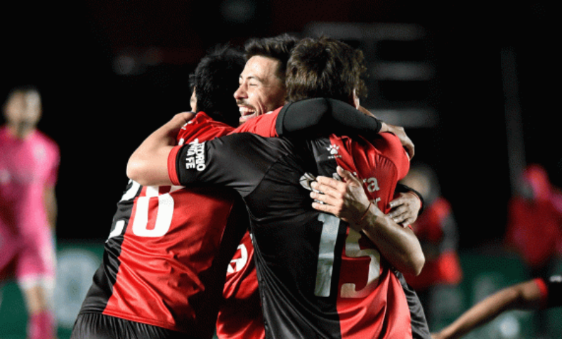 Sobre el final, Colón le ganó a Gimnasia 2 a 1