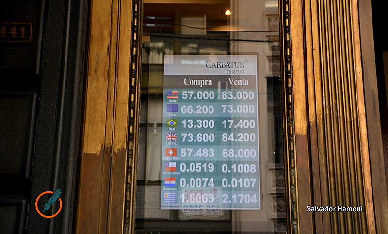 El riesgo país superó ampliamente los 2.100 puntos y el dólar trepó hasta los $63 para cerrar en $60
