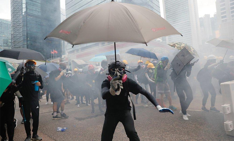 La policía de Hong Kong dispara rondas en vivo para sofocar a los manifestantes mientras el caos gobierna las calles